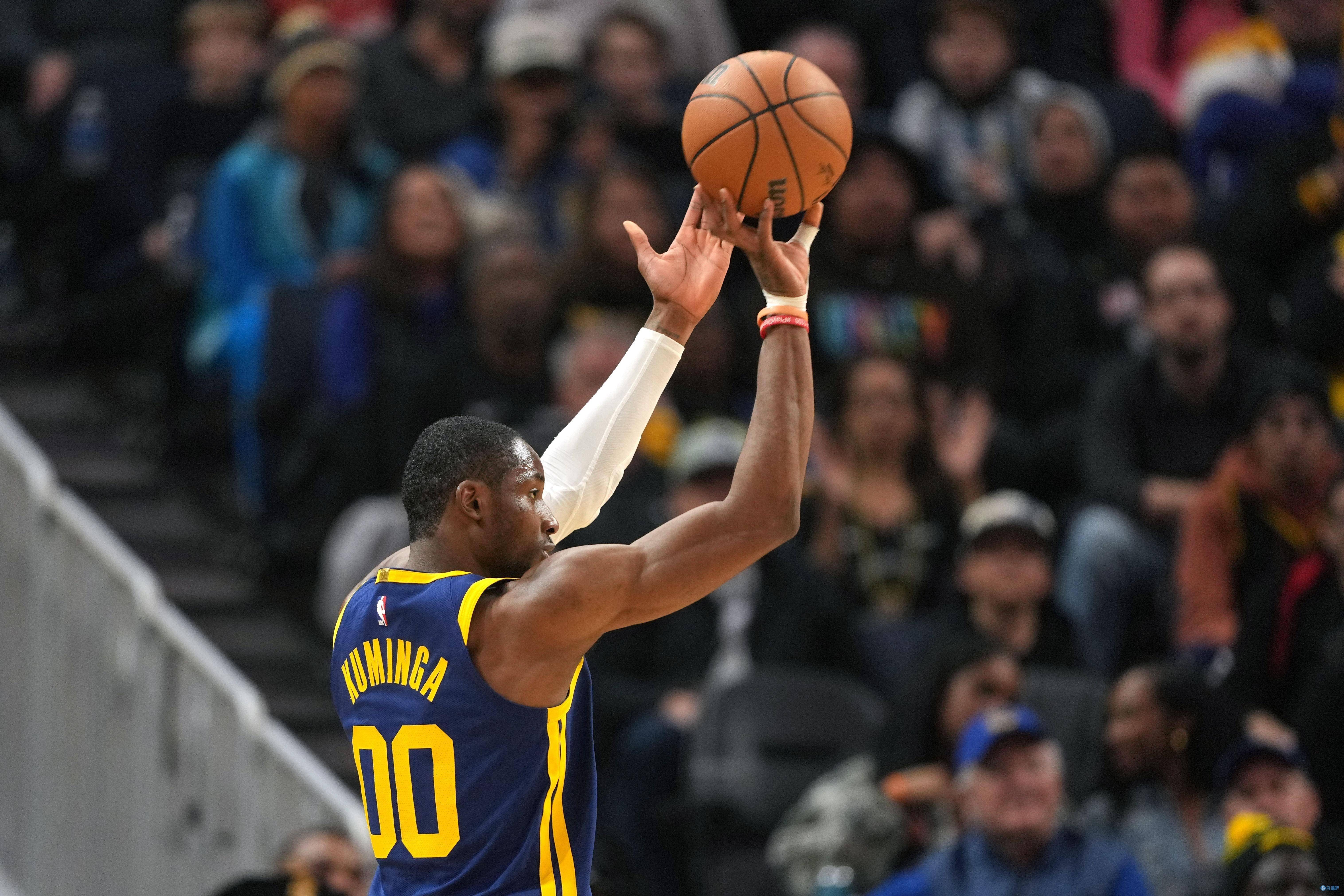 库里在阿森纳比赛中势不可挡,关键助攻引发热议!(阿森纳不败赛季阵容图) 库里在阿森纳比赛中势不可挡,关键助攻引发热议!(阿森纳不败赛季阵容图)