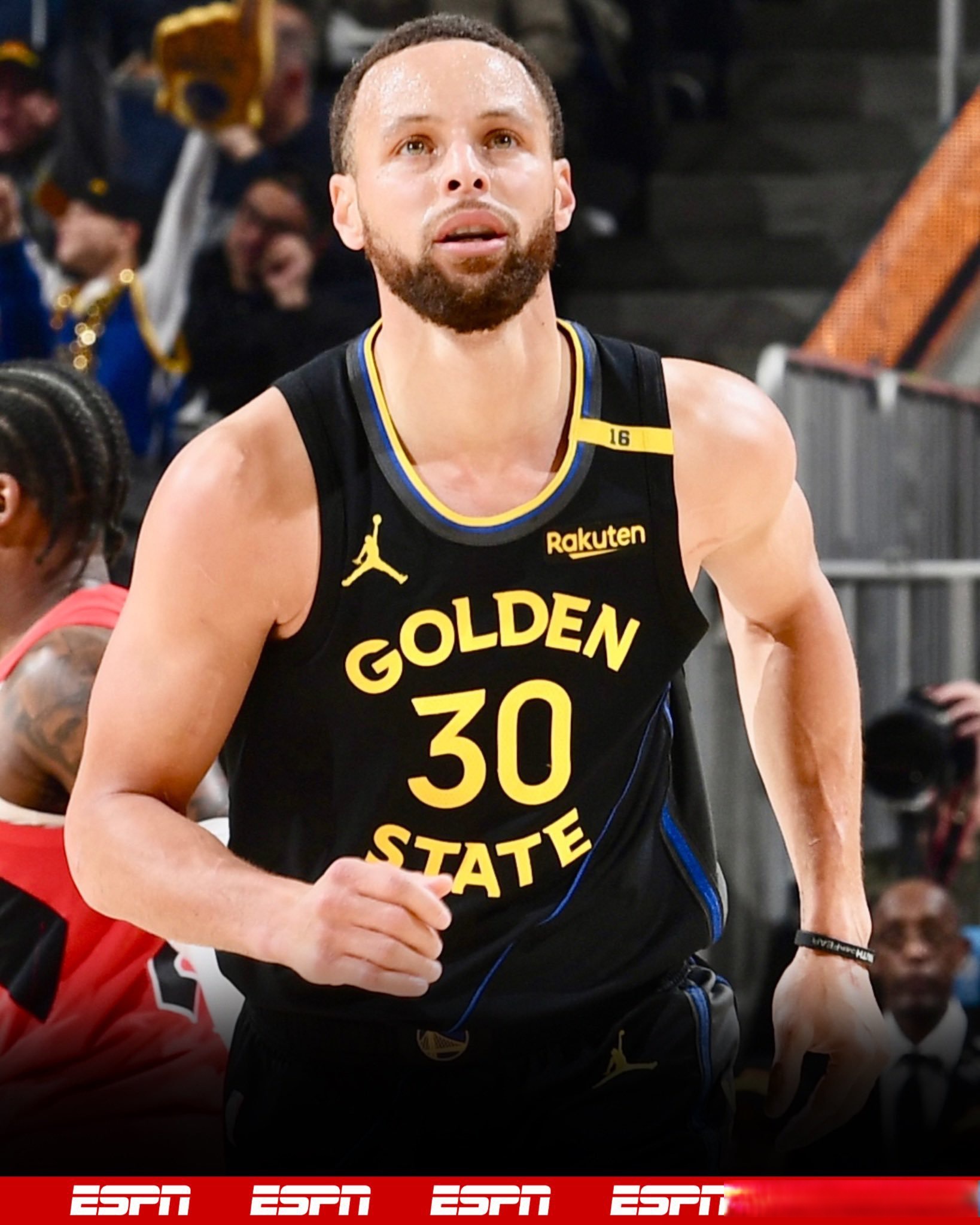 库里在阿森纳比赛中势不可挡,关键助攻引发热议!(阿森纳不败赛季阵容图) 库里在阿森纳比赛中势不可挡,关键助攻引发热议!(阿森纳不败赛季阵容图)