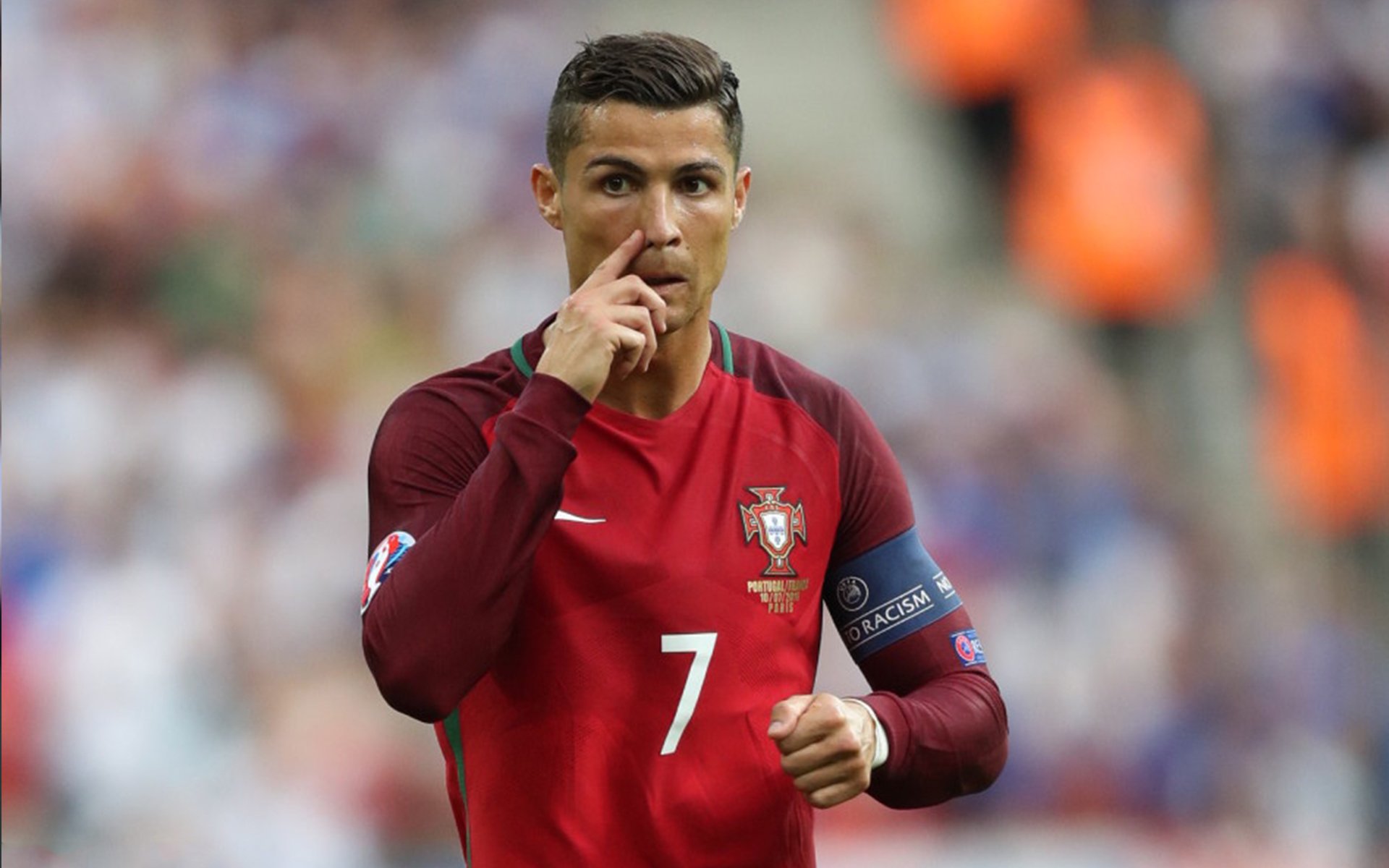 -足球赛场焦点！阿根廷队对阵日本队，关键一战，双方鏖战至最后一刻